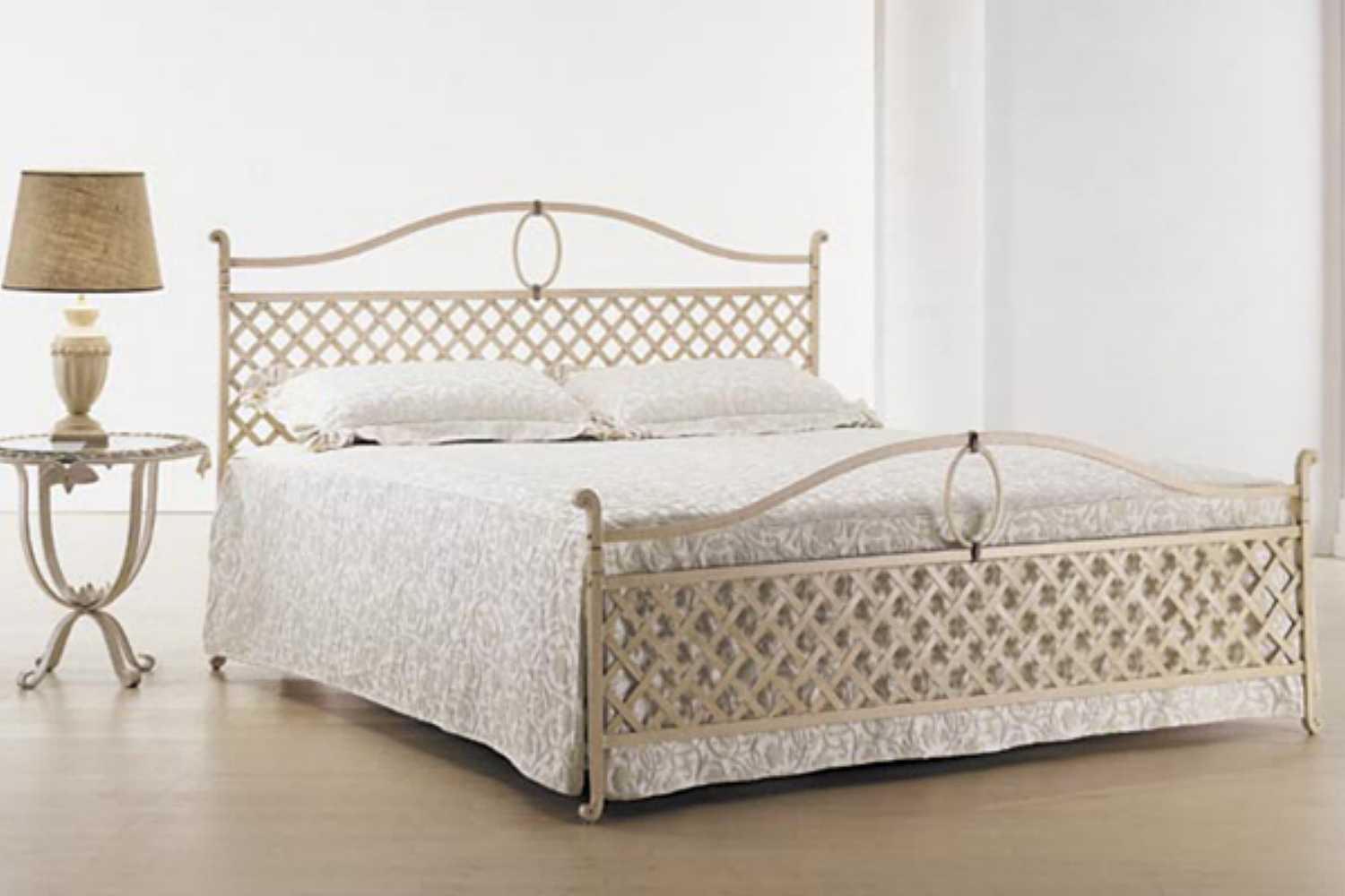 Кровать с ковкой 640