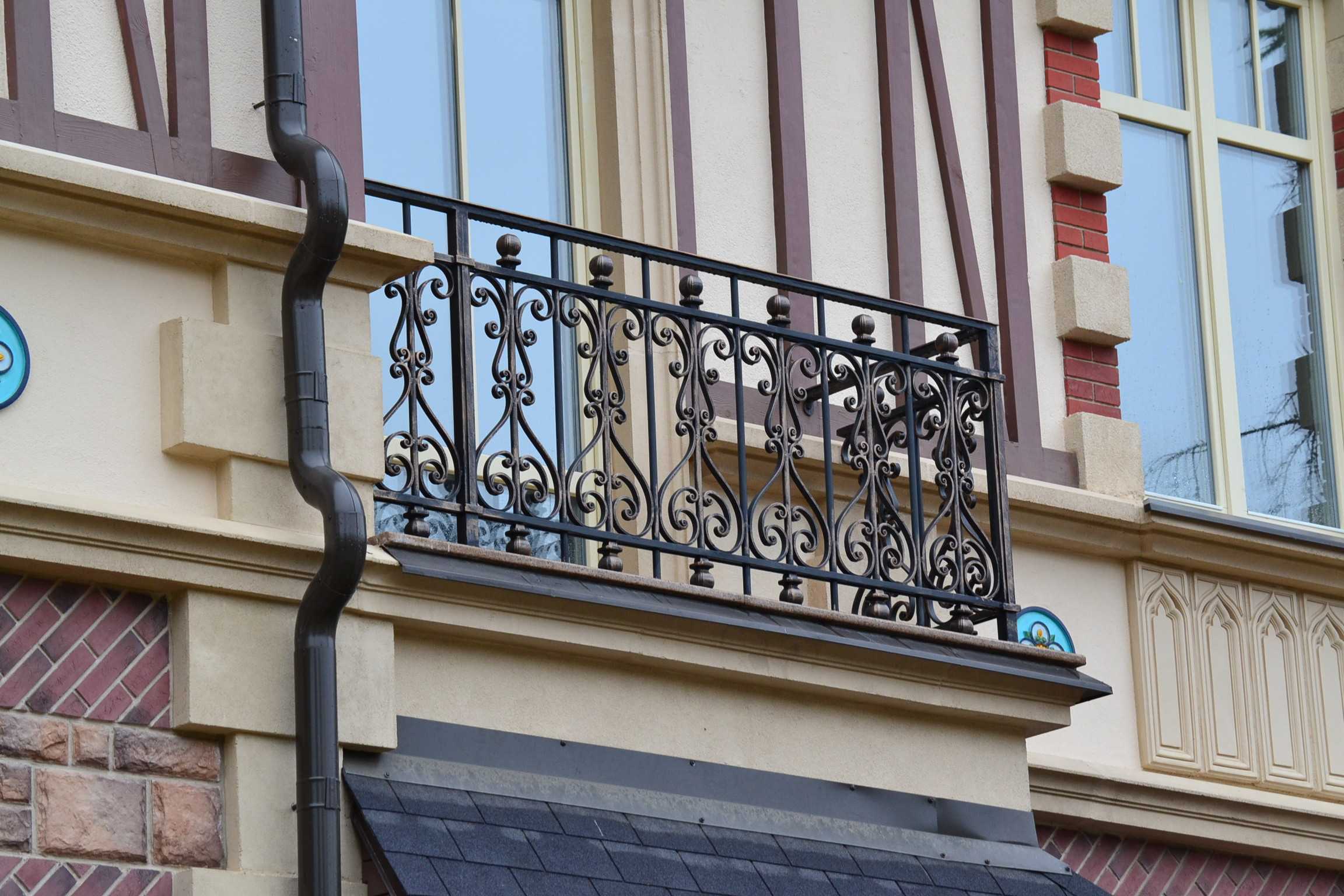 Кованые балконы - ограждения, которые защищают и радуют