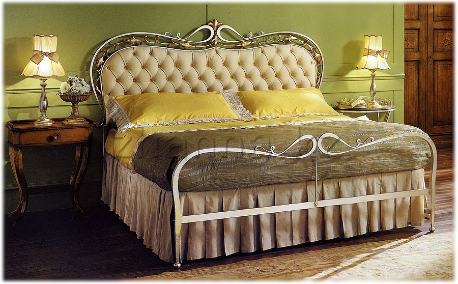 Кровать с ковкой 696